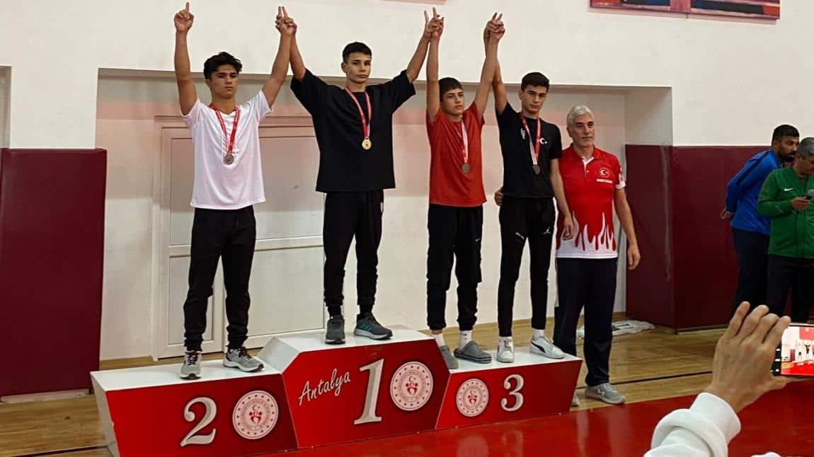 Antalya 1. Sİ olan güreşçi öğrencimiz Hüseyin ÖZTÜRK'ü tebrik ediyoruz...